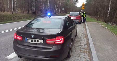 Miał zakaz prowadzenia, ostrzegał kierowców światłami. Trafił na grupę Speed