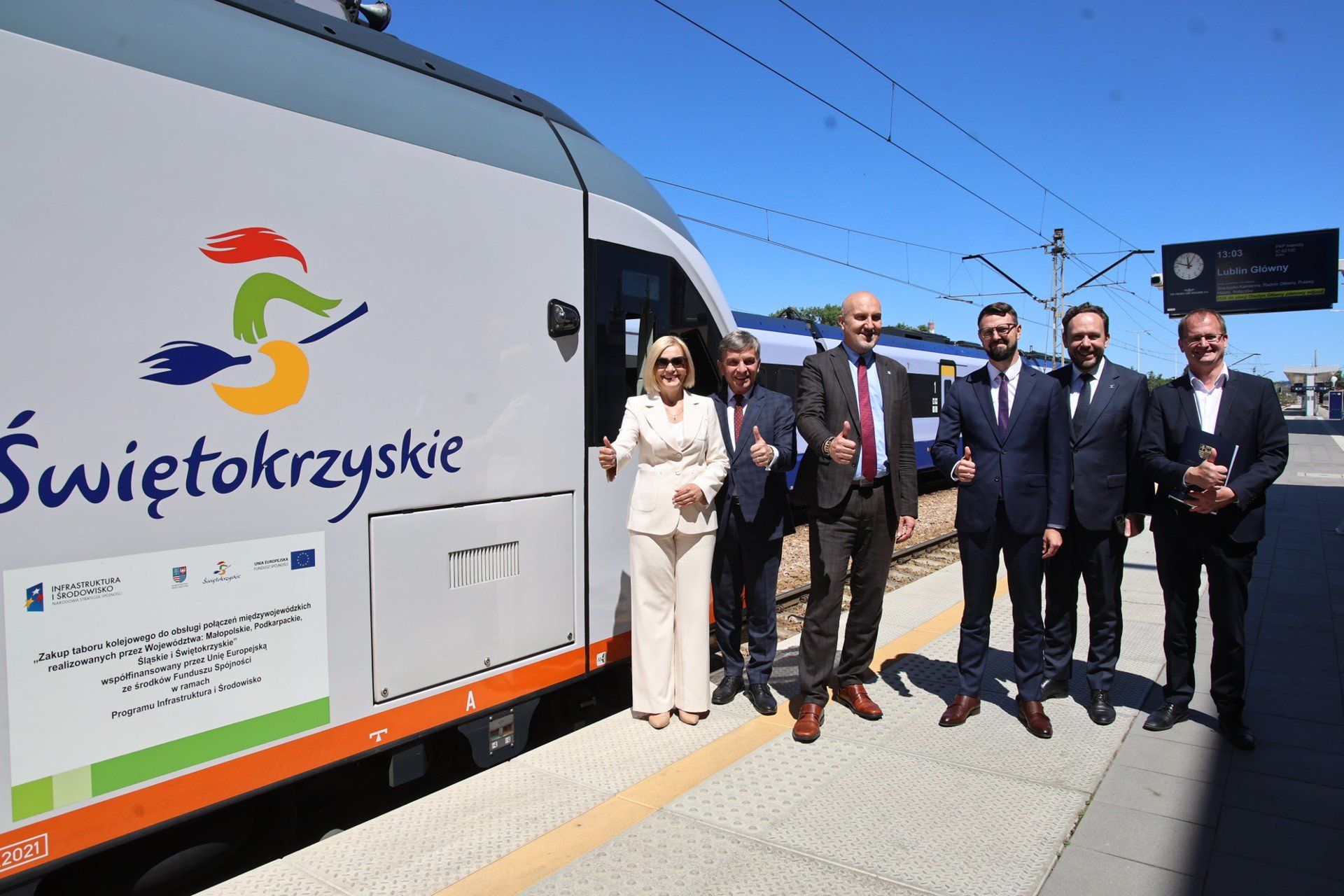 Zgodnie z podpisaną umową projekt o wartości ponad 145 milionów złotych otrzyma 47 milionów 187 tysięcy złotych unijnego dofinansowania z programu ”Fundusze europejskie dla Świętokrzyskiego 2021-2027”, w ramach Europejskiego Funduszu Rozwoju Regionalnego. Dokument zakłada zakup czterech Elektrycznych Zespołów Trakcyjnych, czyli nowoczesnych, zeroemisyjnych pociągów, które wozić będą pasażerów w województwie świętokrzyskim. Zgodnie z założeniami projektu, nowe pociągi powinny pojawić się na świętokrzyskich torach do końca 2028 roku.