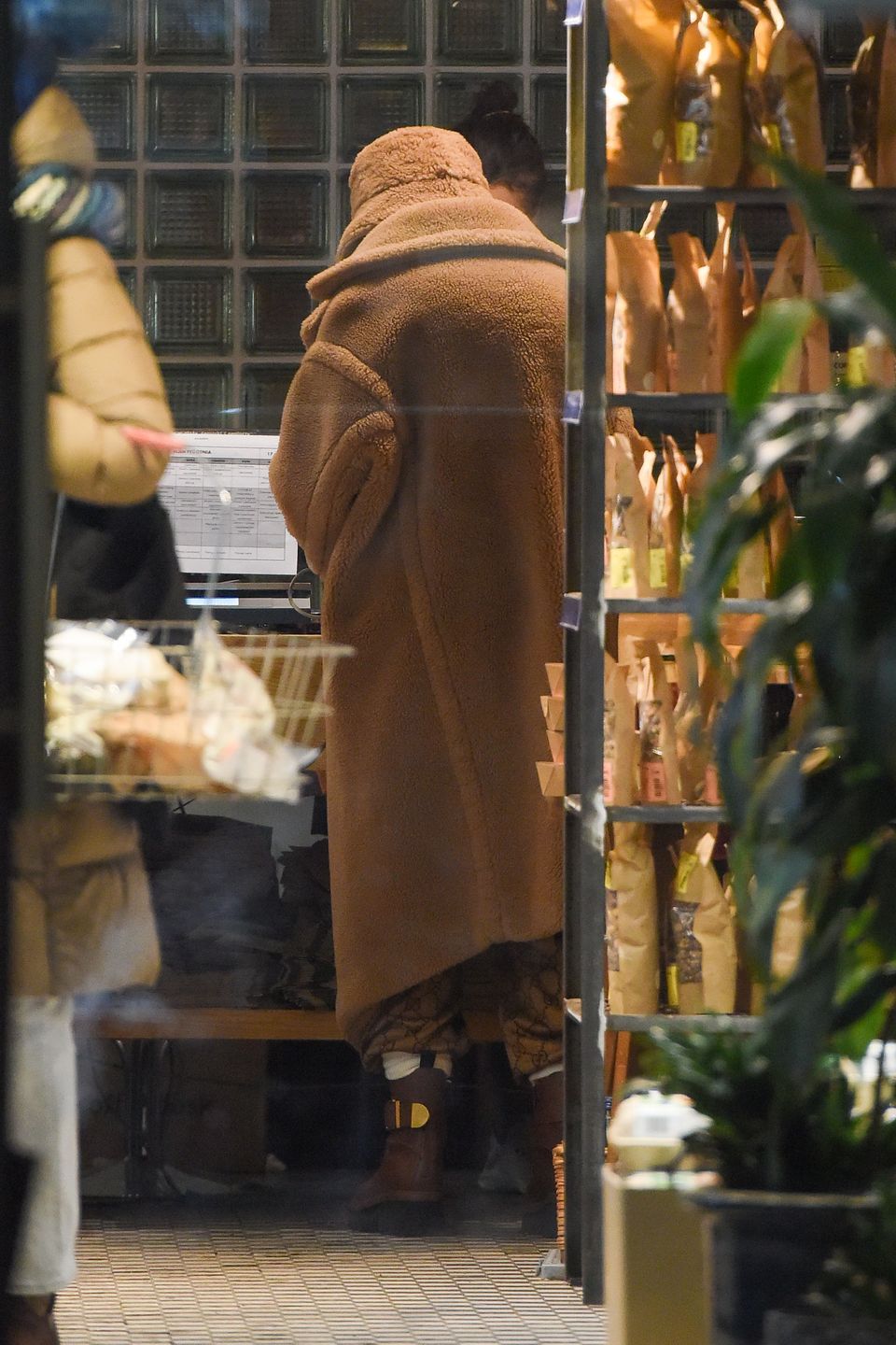 Wystylizowana Kinga Rusin robi rundkę po mieście