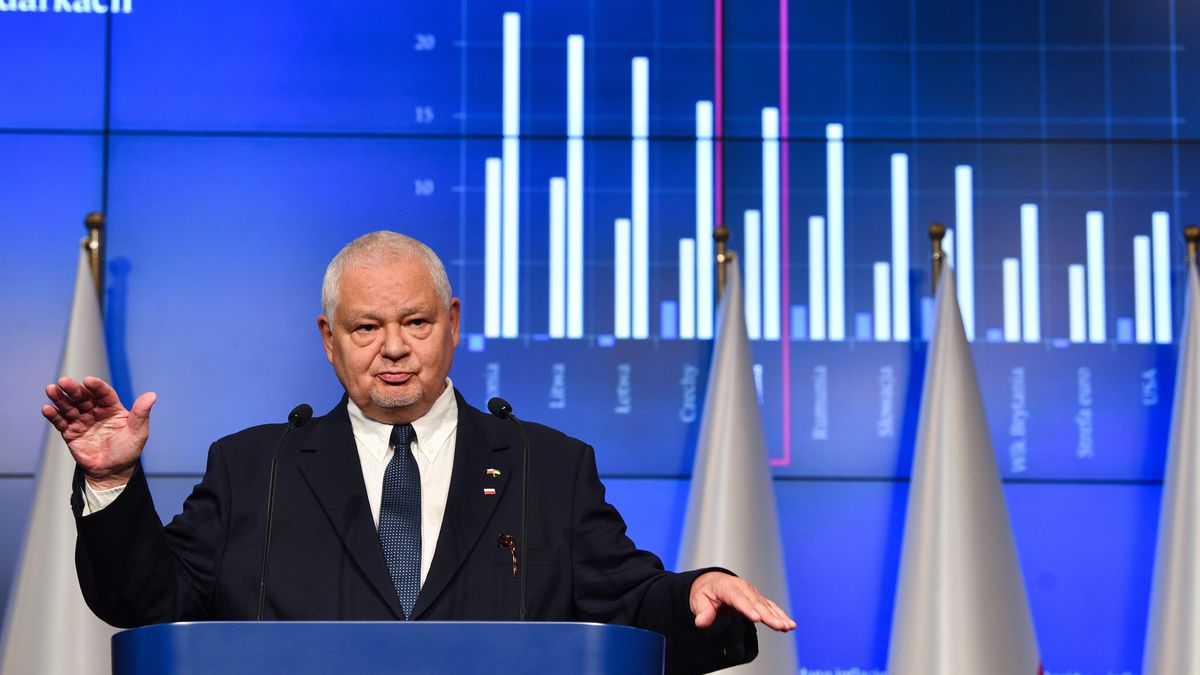 Warszawa, 08.07.2022. Prezes Narodowego Banku Polskiego Adam Glapiński podczas konferencji prasowej w siedzibie NBP w Warszawie, 8 bm. RPP podniosła stopy procentowe o 50 pkt. bazowych, stopa referencyjna wzrosła do 6,5 proc. (mr) PAP/Radek Pietruszka