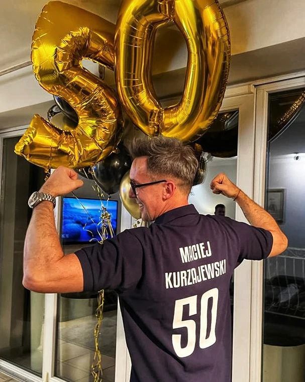 Maciej Kurzajewski świętuje 50. urodziny. Podziękował i pochwalił się tortem