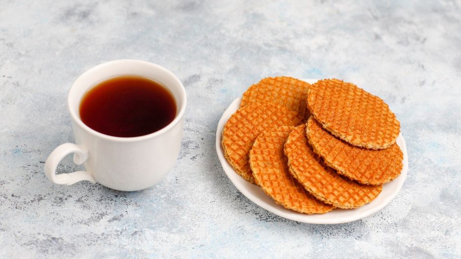 Stroopwafels to tradycyjne holenderskie słodcze, które składają się z dwóch bardzo cienkich, chrupiących wafli przełożonych warstwą gęstego syropu karmelowego.