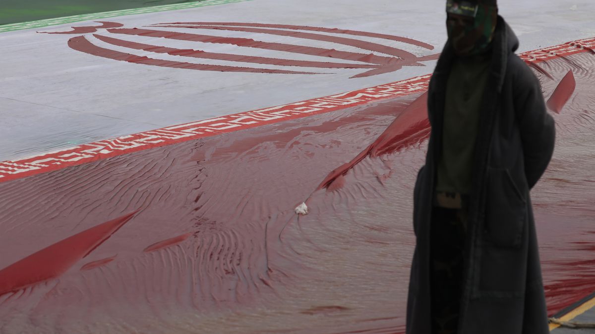 A Houthi supporter stands near a large Iranian flag during a rally in solidarity with Iran in Sana'a, Yemen, 27 March 2026. Yemen's Houthi leader, Abdul-Malik al-Houthi, said in a televised speech that his group would not hesitate to intervene militarily in support of Iran if developments required it. EPA/YAHYA ARHAB Dostawca: PAP/EPA.