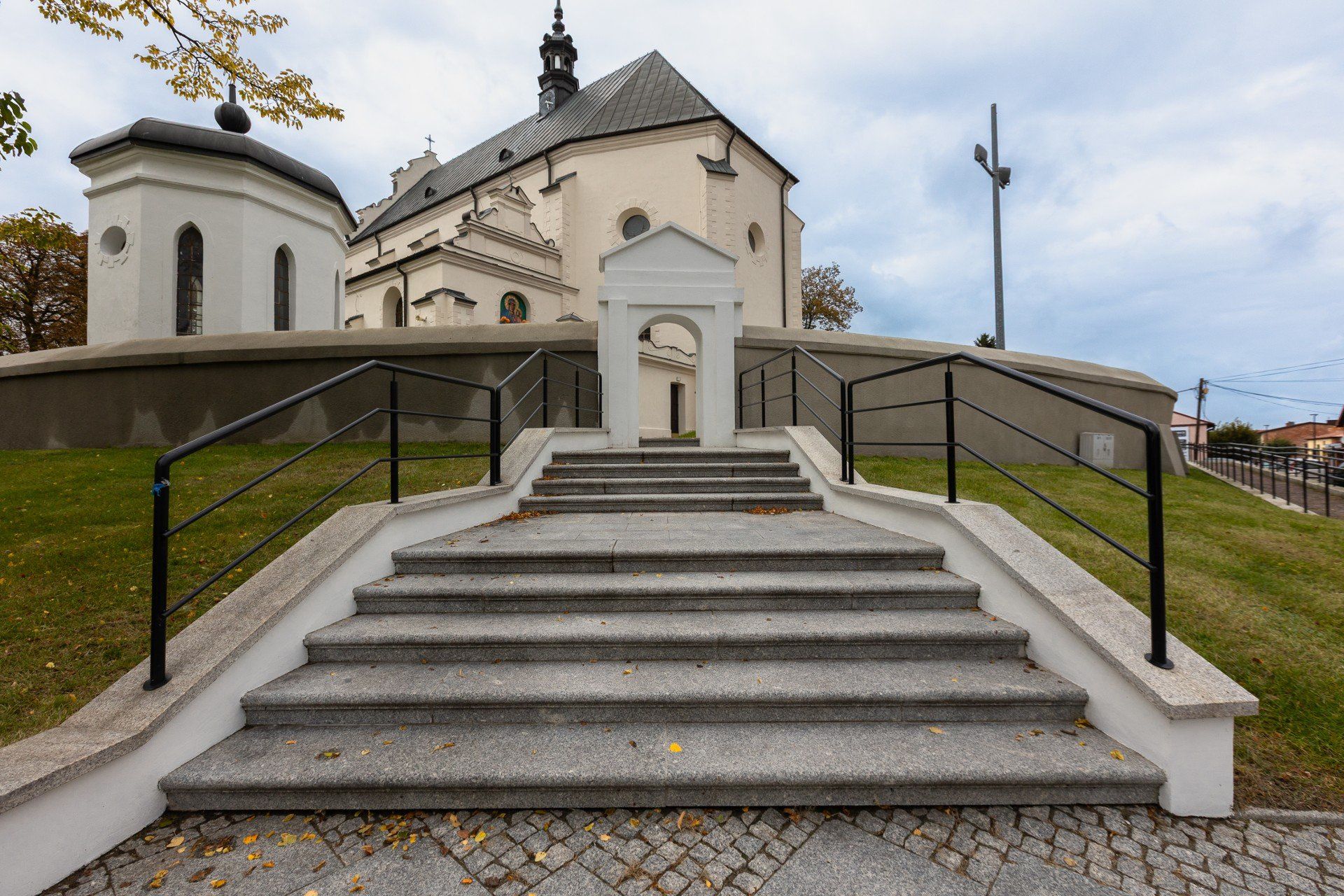 Odnowiona elewacja Kościoła w Poddębicach