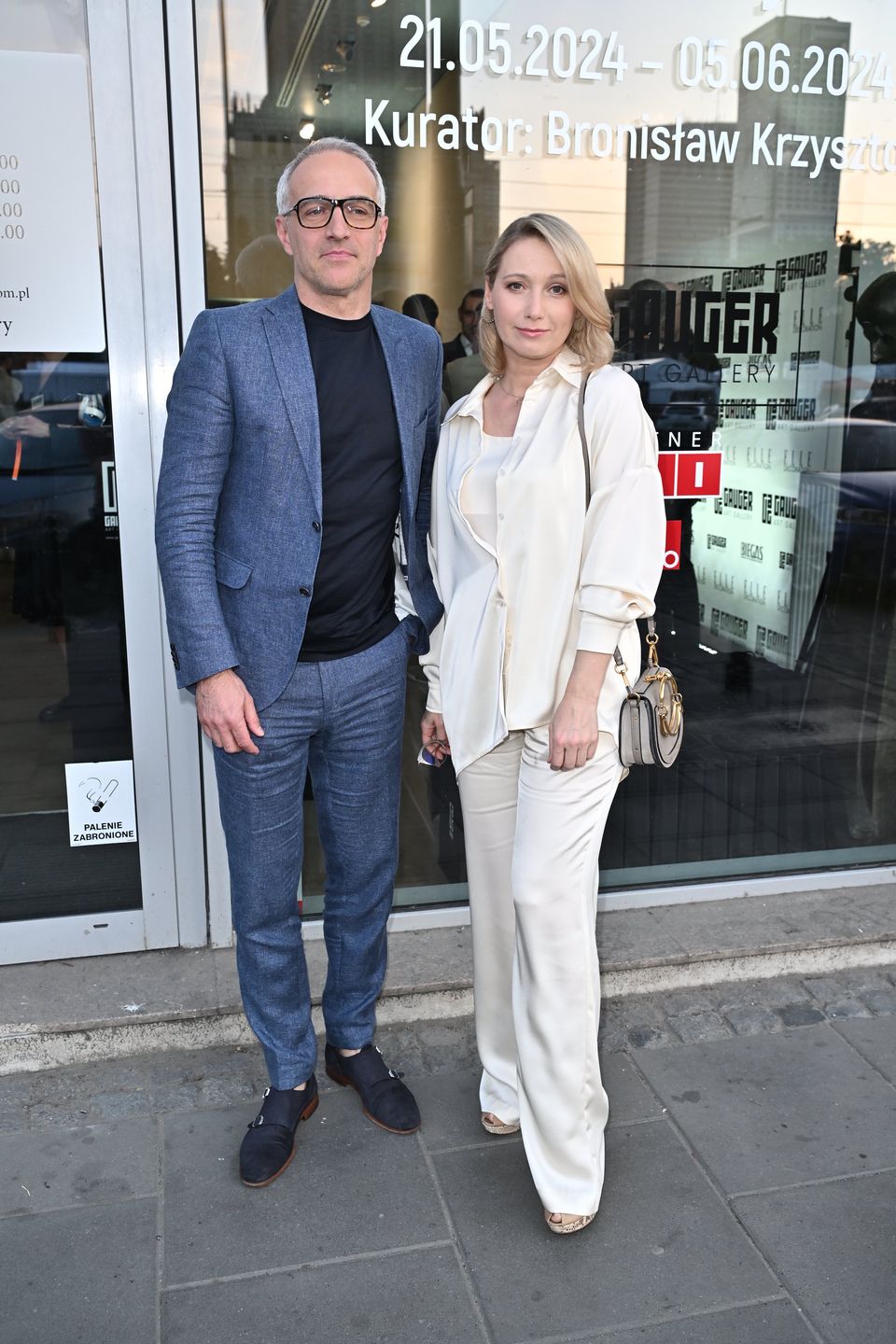 Garstka celebrytów na wernisażu 