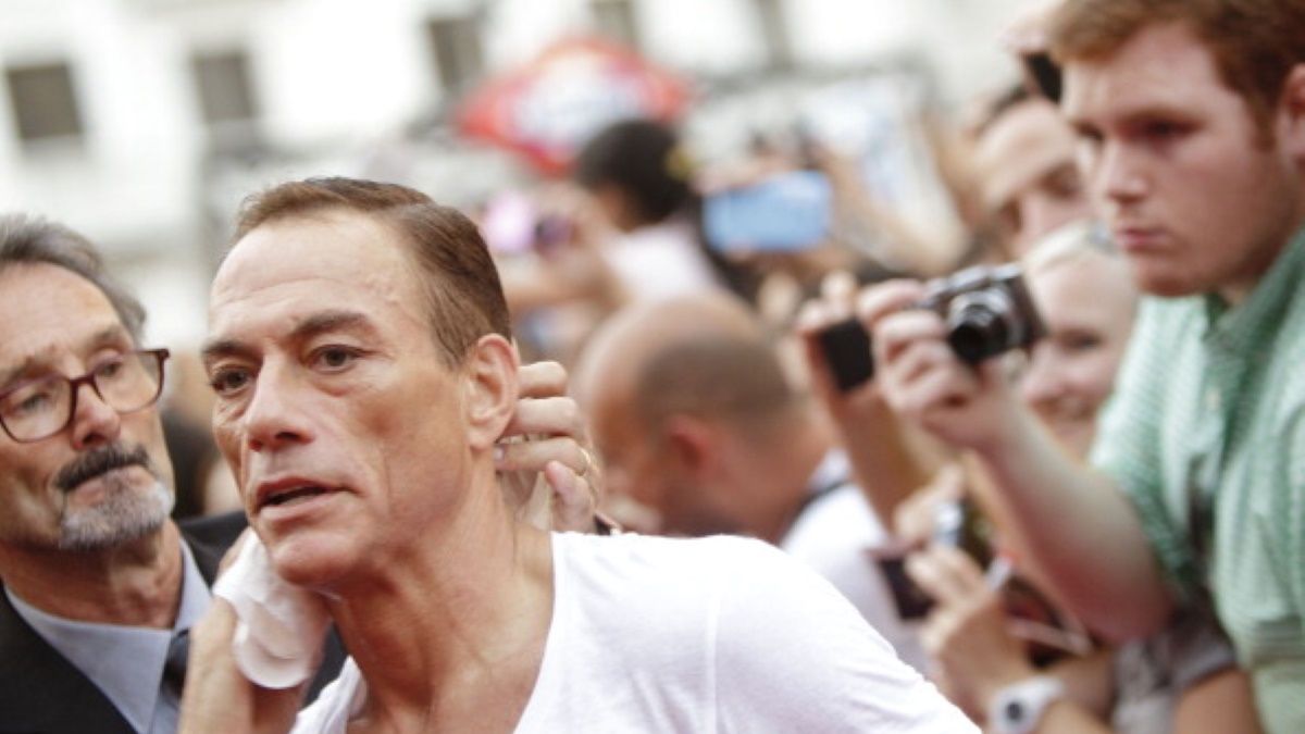 Jean-Claude Van Damme przykuł uwagę całej ulicy. Nikt nie zauważył... że ktoś właśnie kradnie miliony dolarów 