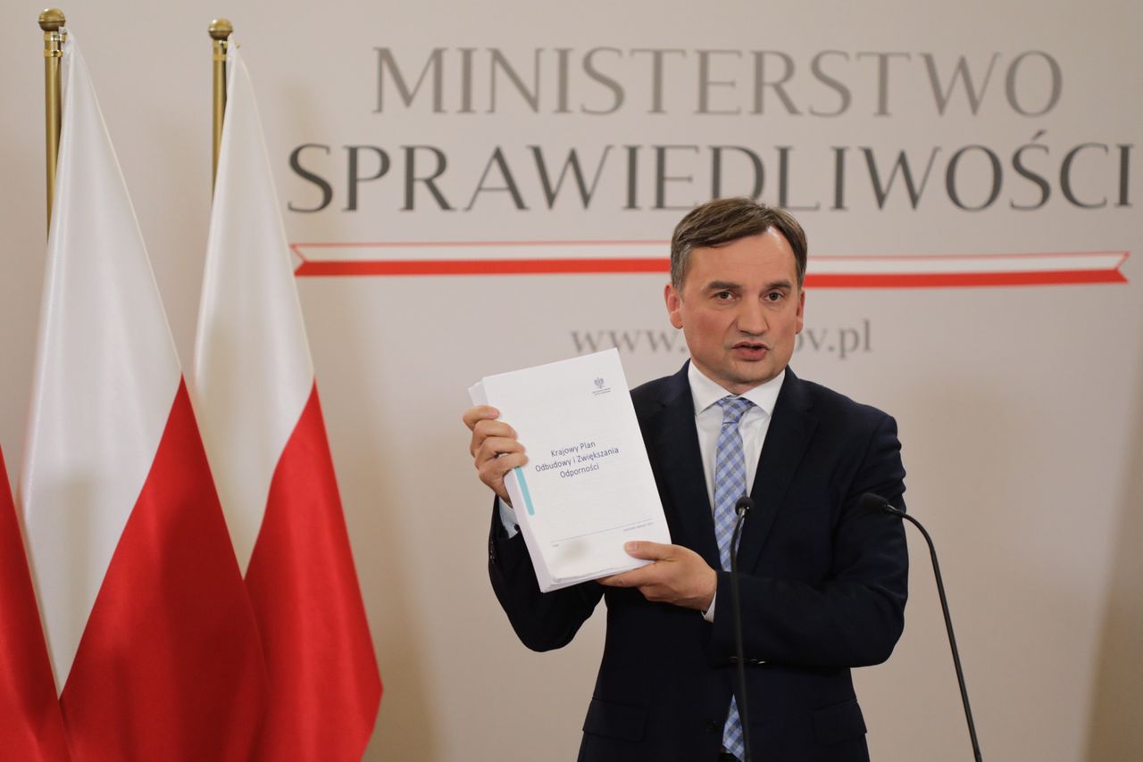 Minister Sprawiedliwości Zbigniew Ziobro podczas konferencji prasowej.
