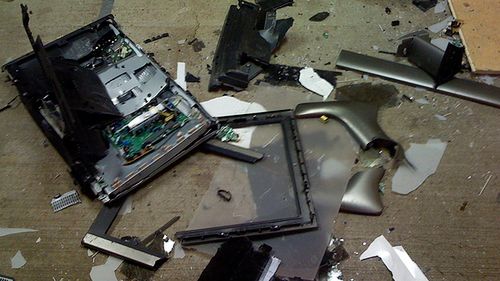 Ekstremalny test kija bejsbolowego - 29 telewizorów w kawałkach (wideo) 1