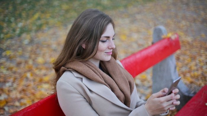 Beżowe płaszcze z odpowiednimi dodatkami delikatnie podkreślą naszą cerę