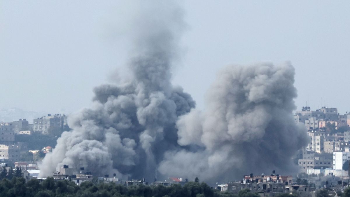 Israeli army continues military operation in northern Gaza
epa10972927 Smoke rises in the northern Gaza Strip following an Israeli airstrike, as seen from Sderot, Israel, 13 November 2023. More than 11,000 Palestinians and at least 1,200 Israelis have been killed, according to the Israel Defense Forces (IDF) and the Palestinian health authority, since Hamas militants launched an attack against Israel from the Gaza Strip on 07 October, and the Israeli operations in Gaza and the West Bank which followed it.  EPA/ABIR SULTAN 
Dostawca: PAP/EPA.
ABIR SULTAN