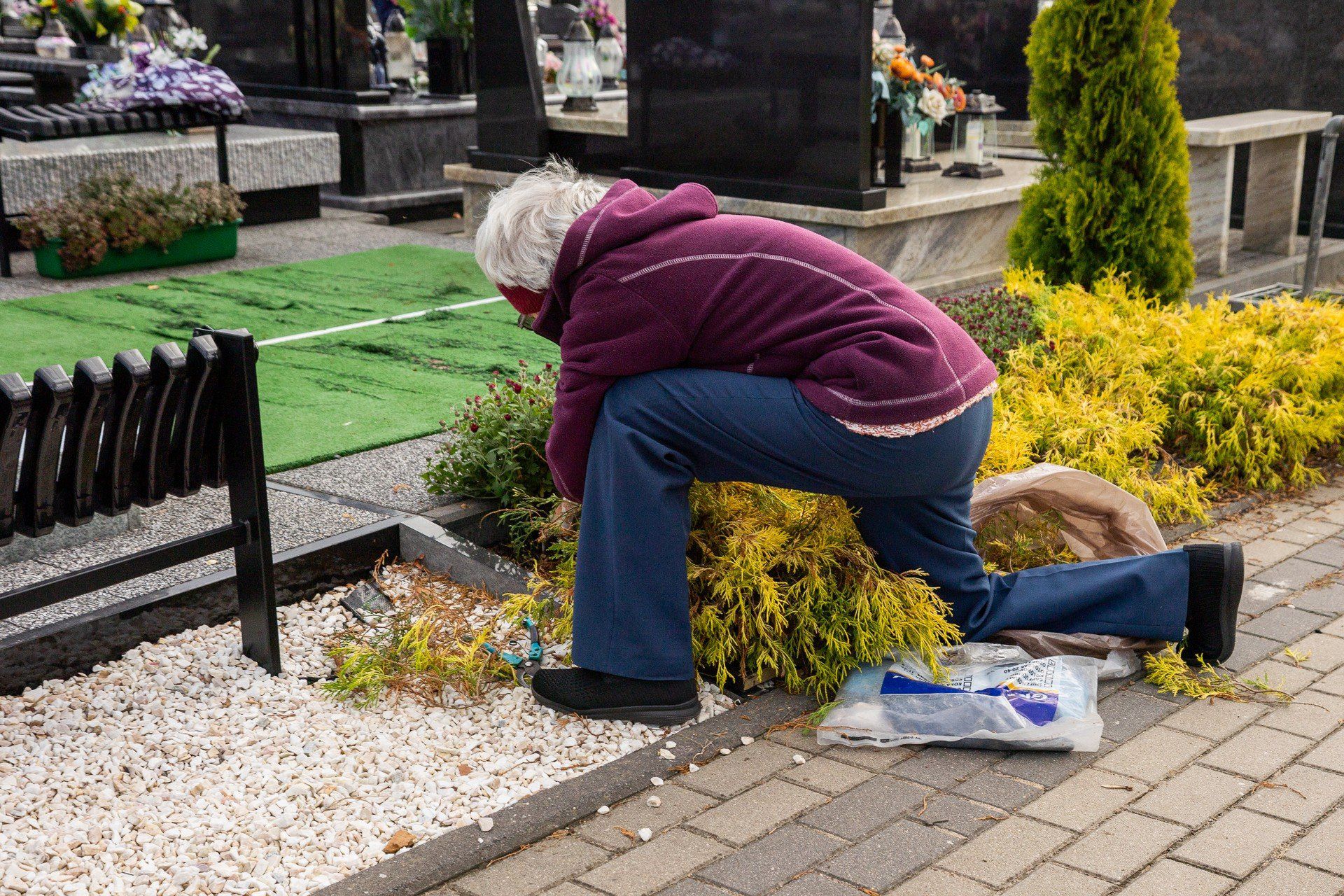 Porządki pomników i roślinności to wymagająca fizycznie praca.