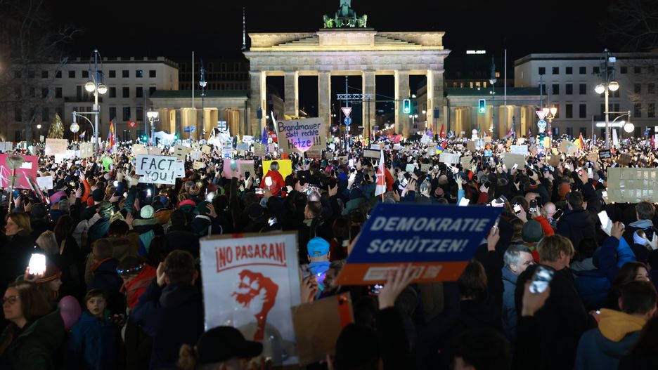 People rally against the far right at the Brandenburg Gate in Berlin, Germany, 25 January 2025. In the wake of US President Donald Trump taking office and one month before the German federal elections, a civil society alliance is initiating the Sea of Lights in front of the Brandenburg Gate to protect democracy against right-wing extremism. EPA/CLEMENS BILAN Dostawca: PAP/EPA.