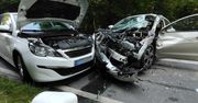 Zderzenie trzech aut na drodze wojewódzkiej. Dwie osoby trafiły do szpitala