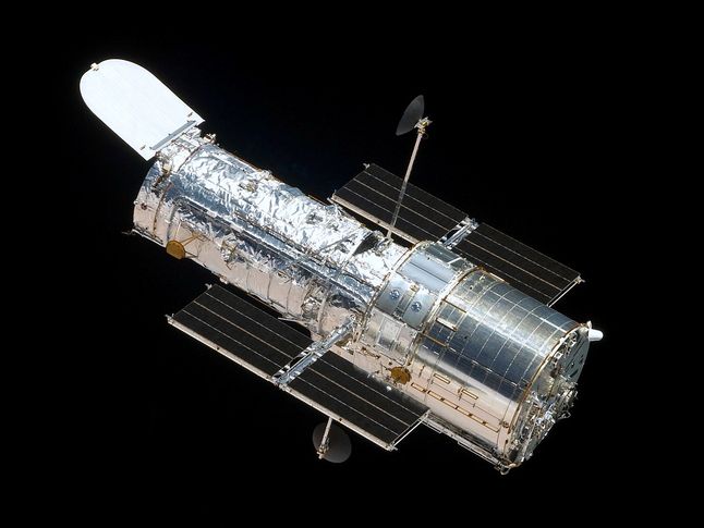 Kosmiczny Teleskop Hubble'a widziany z wahadłowca Atlantis podczas misji STS-125, piątej i ostatniej misji serwisowej teleskopu
