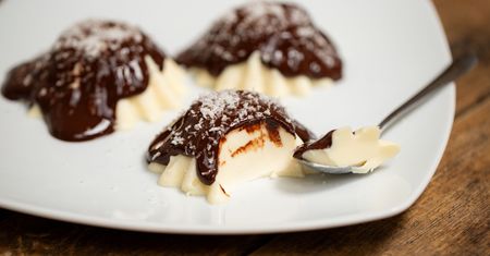 Gdy pojawia się na stole, wszyscy sięgają za łyżeczki. Kokosowa panna cotta z czekoladą