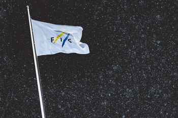 FIS ogłasza pierwszych neutralnych sportowców. Skoczkowie poza listą