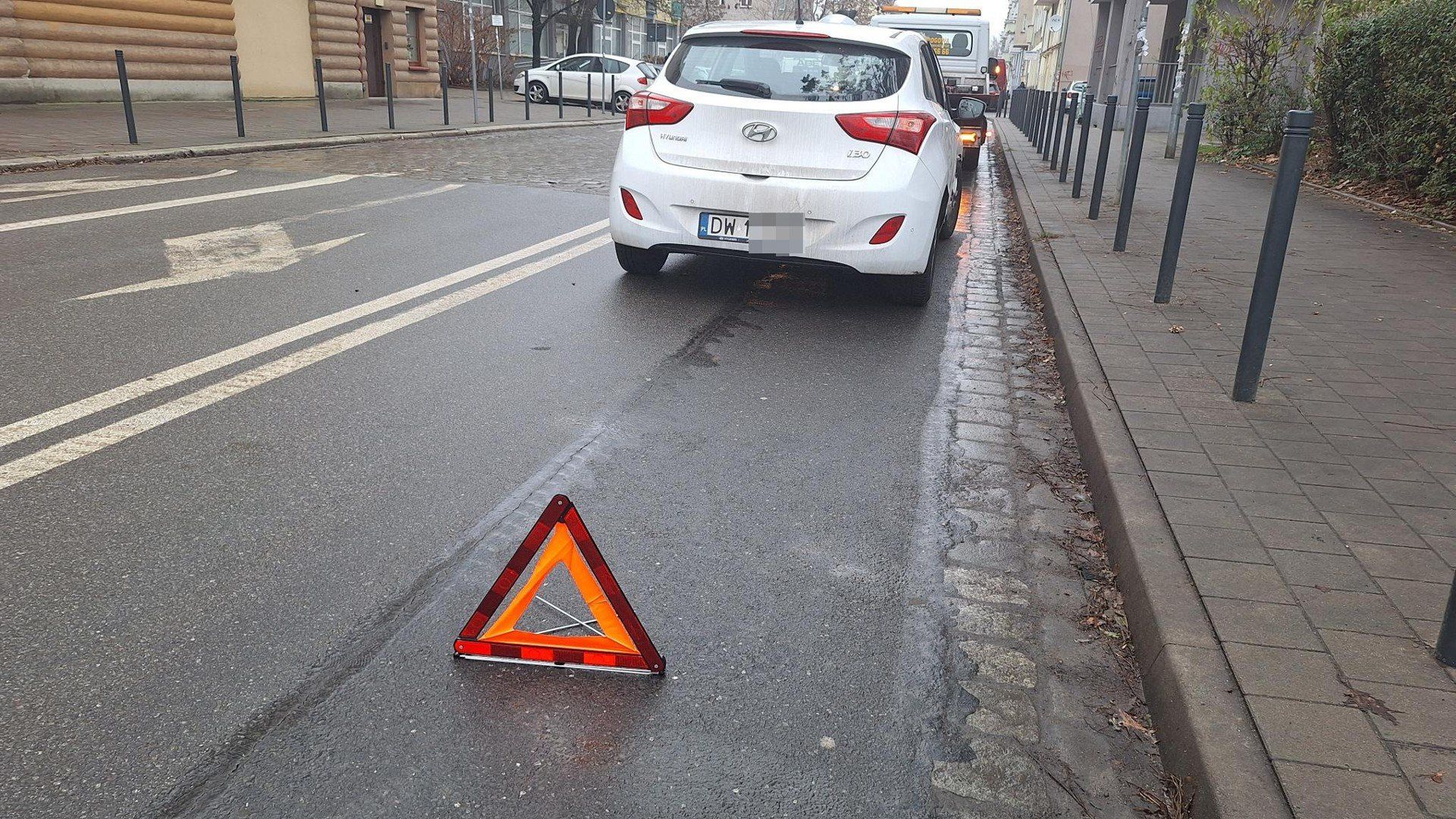 Wypadek w centrum Wrocławia. Elektryczna tesla zderzyła się w hyundaiem 1.12.2025