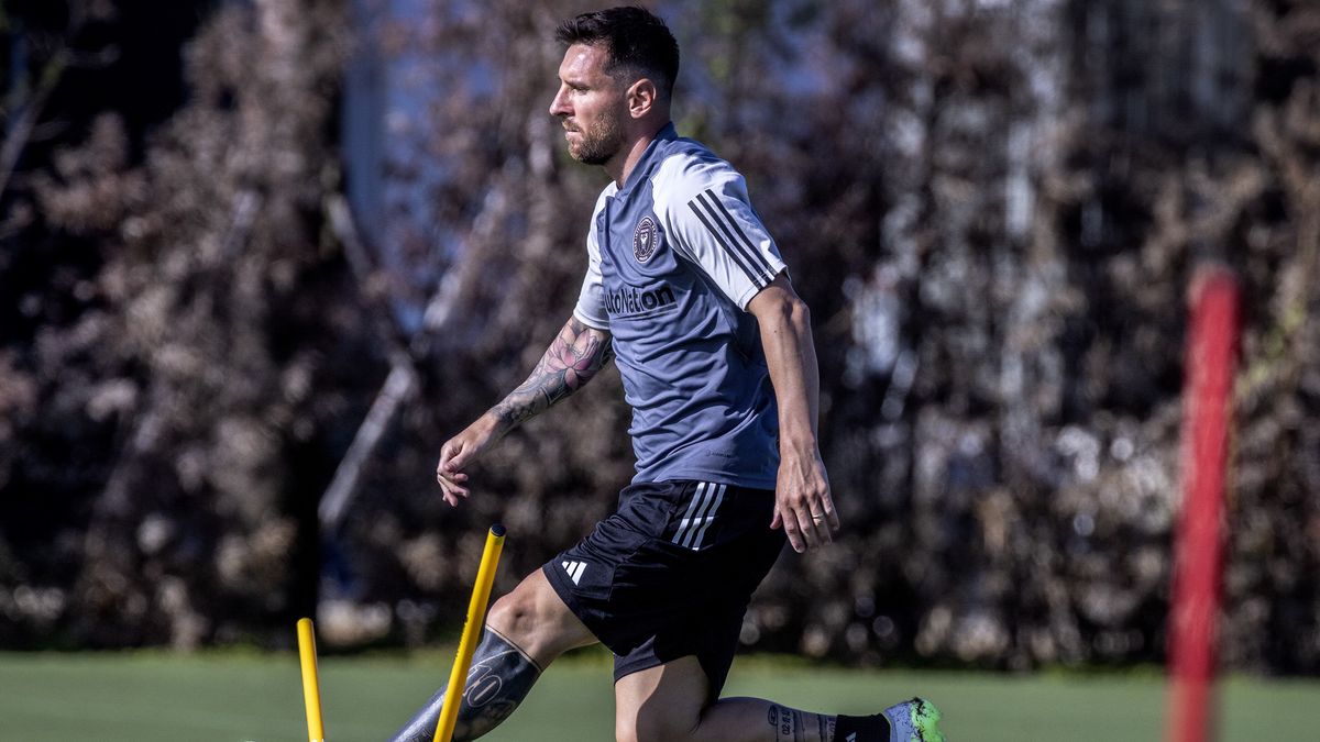 Argentine soccer player Lionel Messi attends his first Inter Miami CF training session at Florida Blue Training Center in Fort Lauderdale, Florida, USA, 18 July 2023. The Seven-time Ballon d'Or winner and World Cup Champion Lionel Messi signed a contract with Inter Miami CF. EPA/CRISTOBAL HERRERA-ULASHKEVICH Dostawca: PAP/EPA.