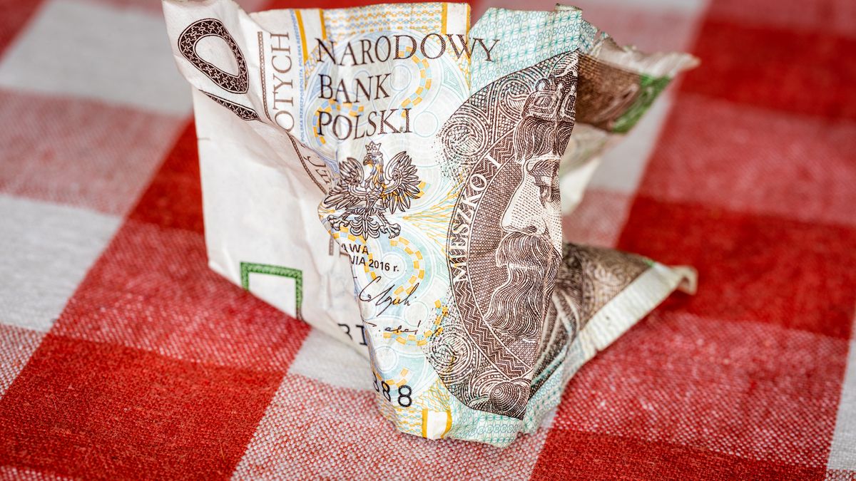 Uszkodzone oraz zużyte pieniądze można wymienić w kasie każdego banku komercyjnego w Polsce