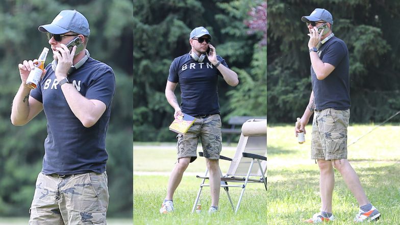 Filip Chajzer relaksuje się w parku