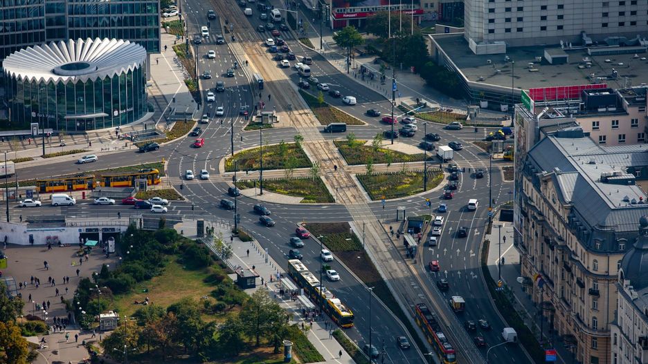 Przewidziane jest również dalsze inwestowanie w modernizację infrastruktury drogowej w celu zwiększenia bezpieczeństwa i zmniejszenia ryzyka wypadków na drogach.
