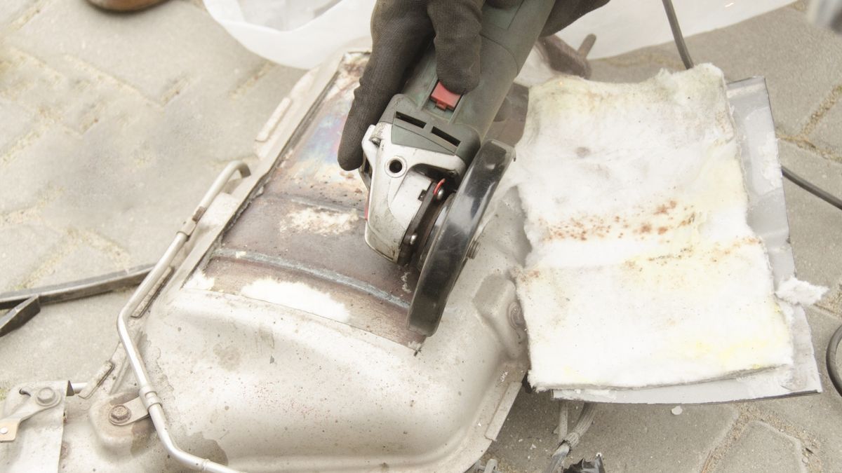 Wycinanie filtra DPF to faktycznie fizyczne wycięcie go, ale pozostawienie obudowy dla niepoznaki. W Polsce jest to zabronione, ale proceder wciąż kwitnie.