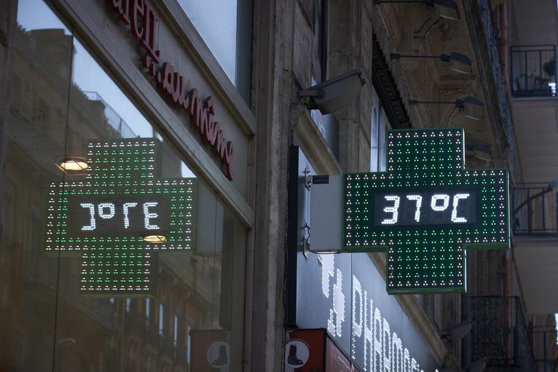Światowa Organizacja Zdrowia (WHO) podaje, że optymalna temperatura przy pracy wynosi od 16 do 24 stopni Celsjusza. Na zdjęciu: termometr nad wejściem do apteki w Tuluzie (Francja) 15 czerwca 2022 r.