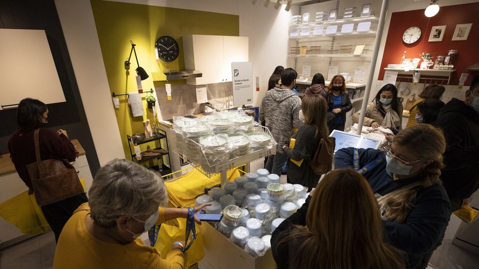 People attend the inauguration of the first store of the Swedish multinational Ikea in the country, located in the Open Plaza Kennedy shopping center in Santiago, Chile, 10 August 2022. EPA/Alberto Valdes Dostawca: PAP/EPA.
