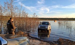 Stał na zalanym terenie. Nakryła go Straż Leśna. Taki dostał mandat