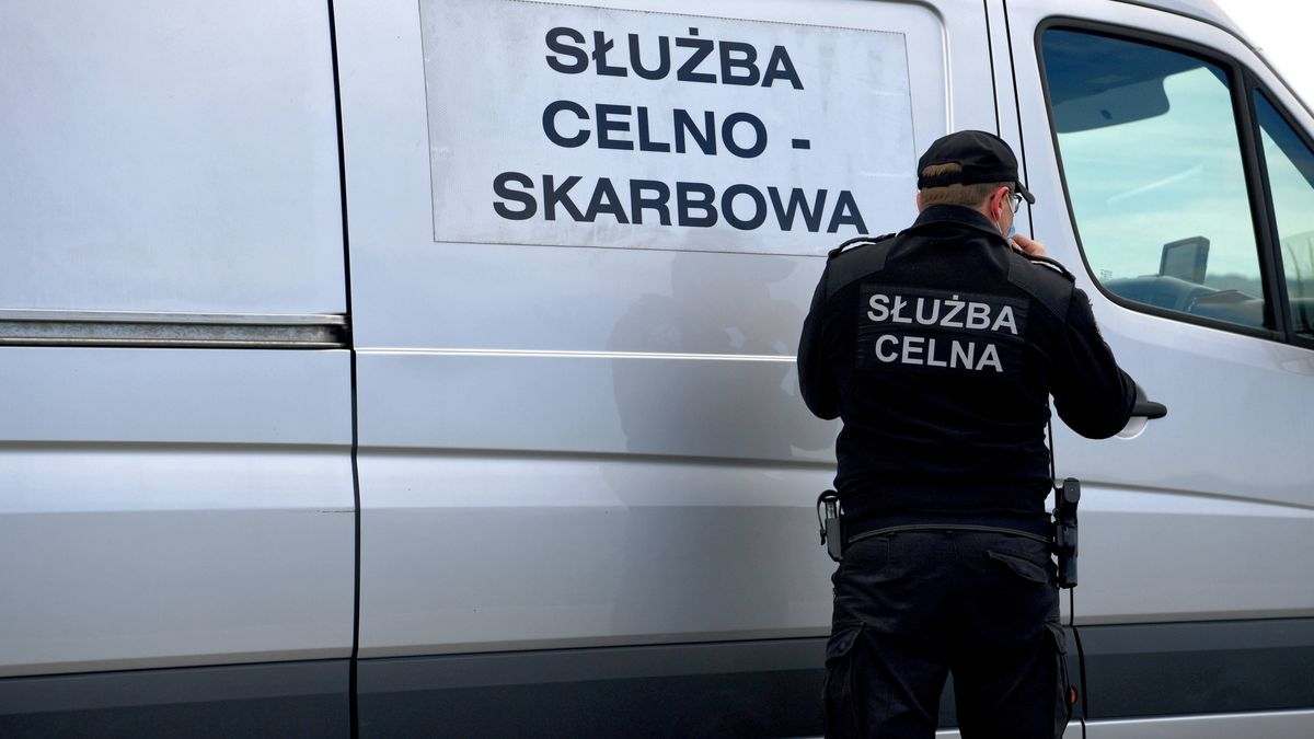 funkcjonariusz
Darek Delmanowicz
celnicy, celnik, c�o, funkcjonariusz, granica, ias, ilustracja, ilustracje, izby administracji skarbowej, kamienia, kas, krajowej administracji skarbowej, w�gielnego, wmurowanie