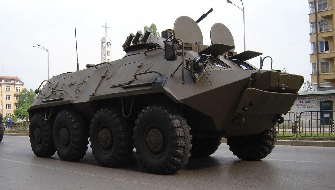 Transporter opancerzony BTR-60 na defiladzie w Bułgarii.