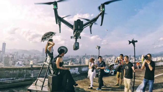 Latające lampy błyskowe to genialny sposób wykorzystania dronów 1