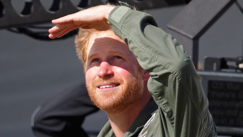 Książę Harry wraca z meczu polo na pokładzie prywatnego odrzutowca