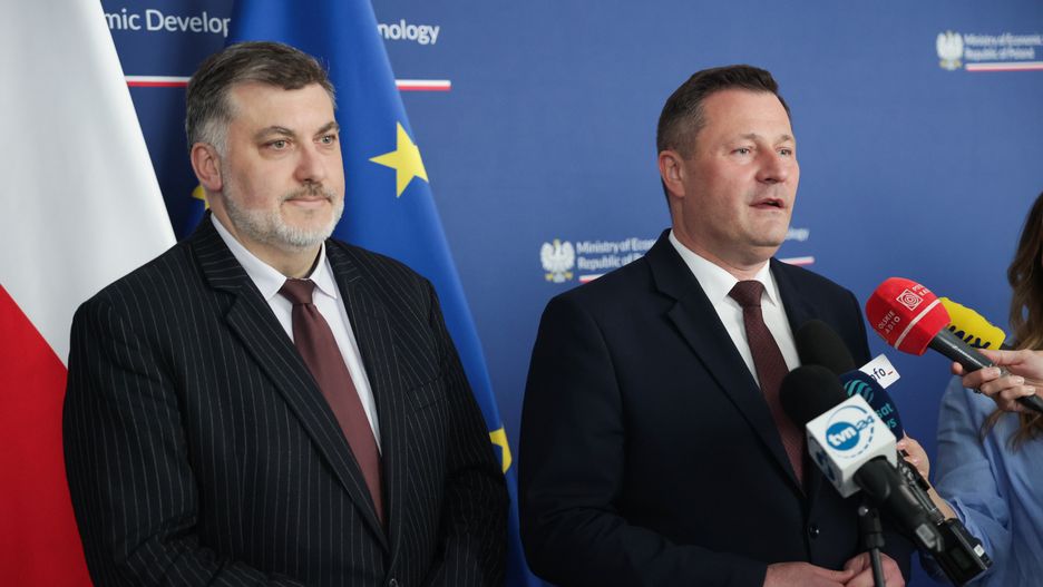 Warszawa, 26.06.2025. Minister rozwoju i technologii Krzysztof Paszyk (P) przedstawił nowego pełnomocnika resortu ds. innowacji i rozwoju przedsiębiorczości Artura Dziambora (L) podczas konferencji prasowej w siedzibie MRiT w Warszawie, 26 bm. (amb) PAP/Szymon Pulcyn
