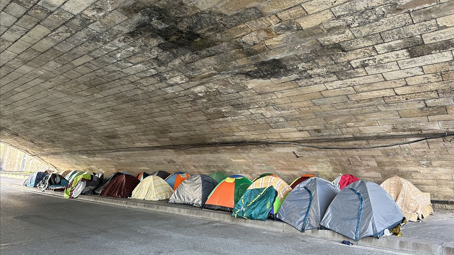 Namiotowe miasteczko bezdomnych pod mostem na Sekwanie w Paryżu