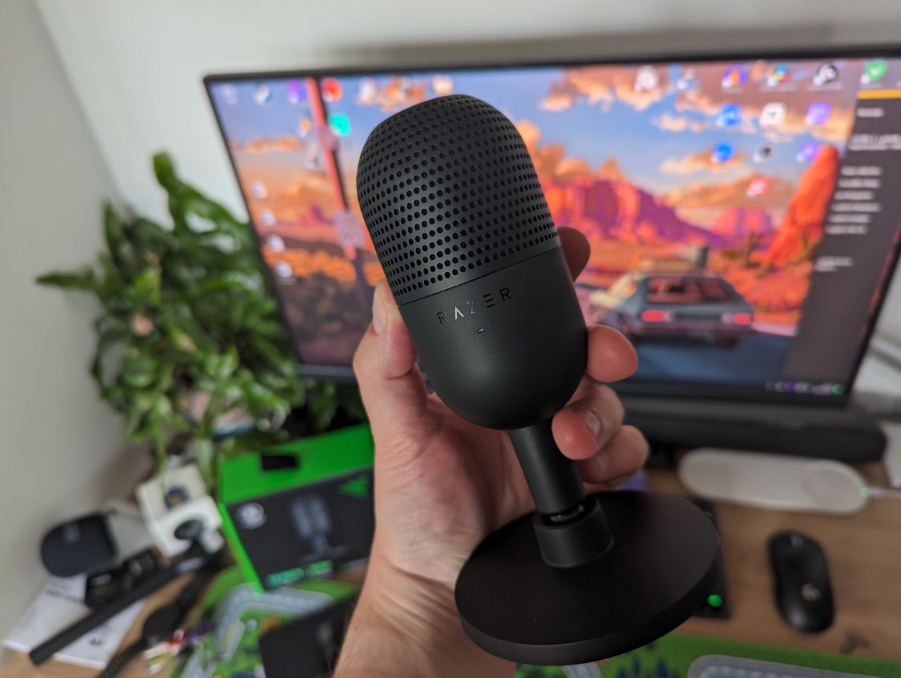 Niepozorny i funkcjonalny mikrofon biurkowy Razer Seiren V3 Mini [Recenzja]