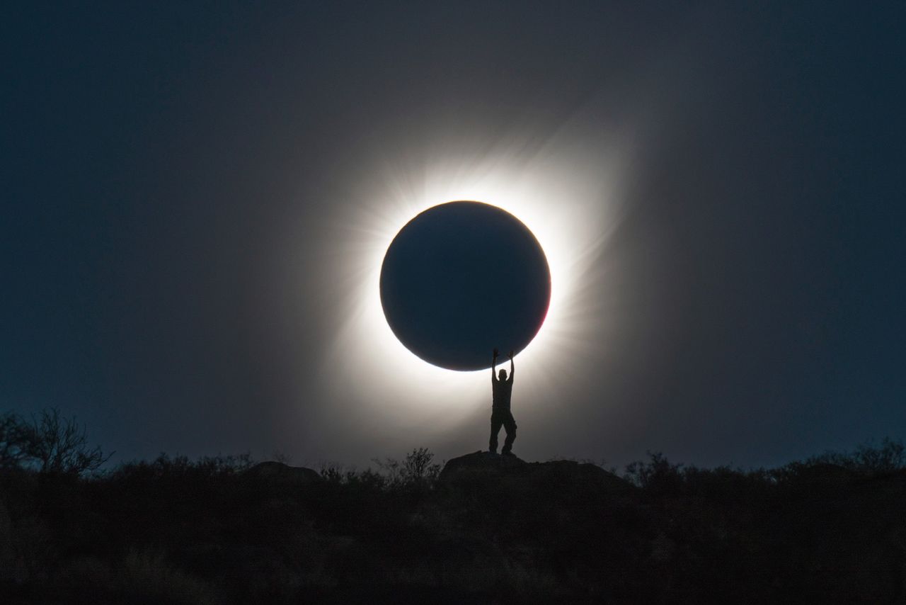 Genialne zdjęcie pełnego zaćmienia Słońca przypomina mitycznego Atlasa