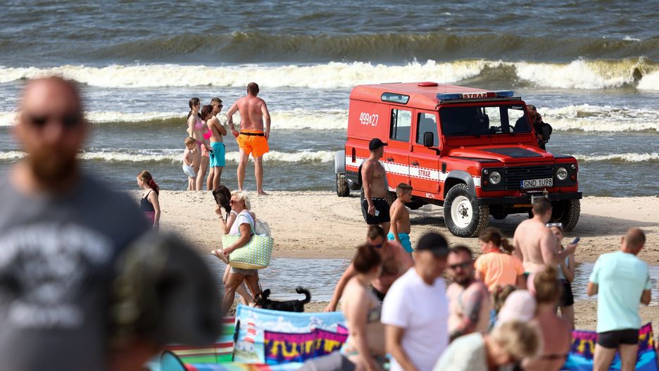 poszukiwaniaJantar, 13.07.2022. Trwa akcja poszukiwawcza m�czyzny w Jantarze, 13 bm. M�czyzna wszed� do wody przy czerwonej fladze, na pomoc ruszyli mu inni pla�owicze tworz�c tzw. "�a�cuch �ycia". Czw�rka z nich zacz�a si� topi�, uda�o si� ich wydosta� na brzeg. Ratownicy na pla�y reanimowali dwie osoby, kt�re potem trafi�y do szpitala. (ad)PAP/Jan DzbanJan Dzbanakcja, morze, poszukiwania, ratownicy, topielec, Ba�tyk, czerwona flaga, pla�a, stra� po�arna