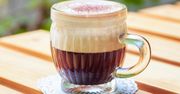 Taka kawa jest popularna w azjatyckim kraju. Dodatek kremowego, gęstego płynu zaskakuje