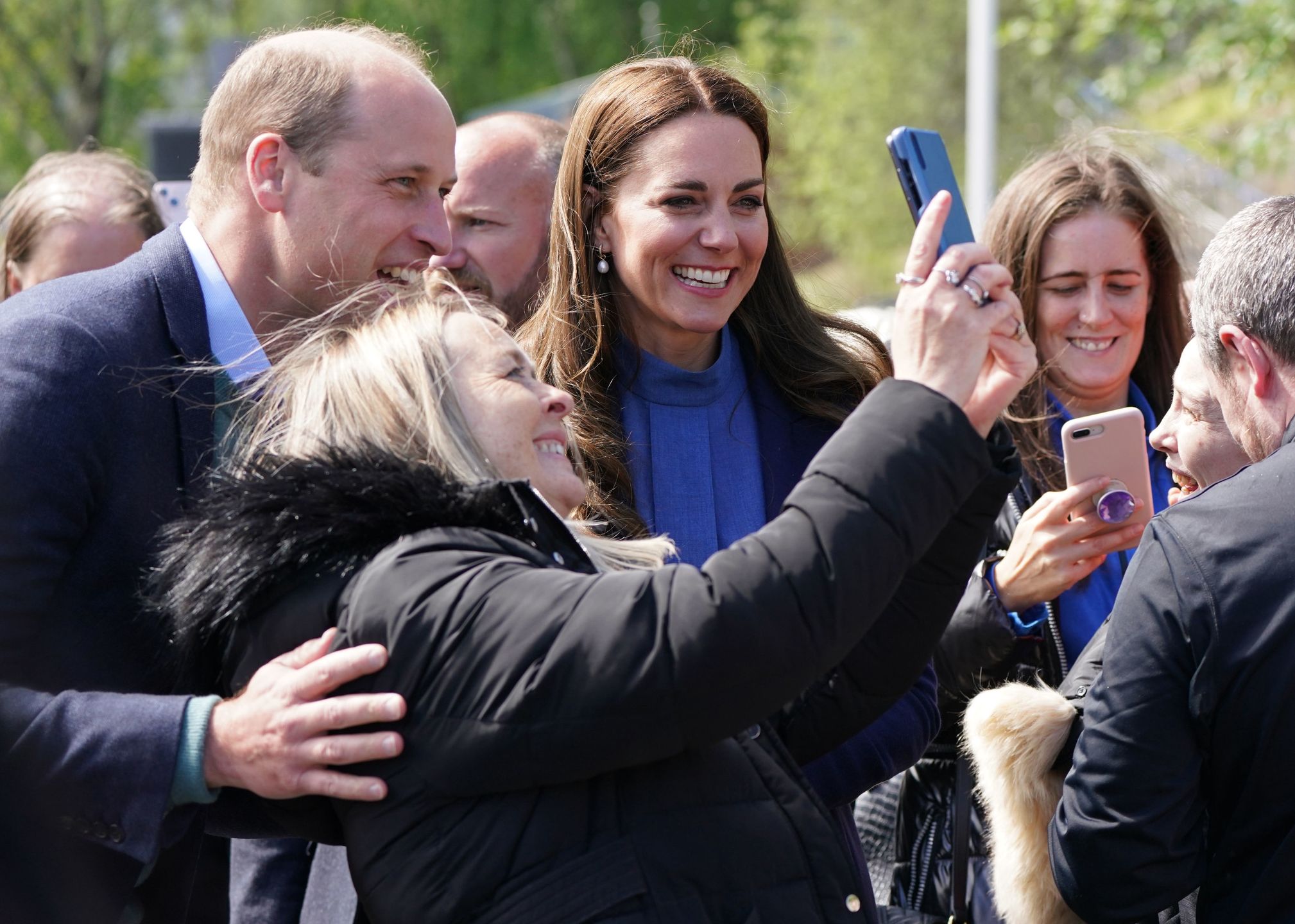 Kate i William wizytują w Szkocji i bratają się z poddanymi. Dla nich złamali protokół 