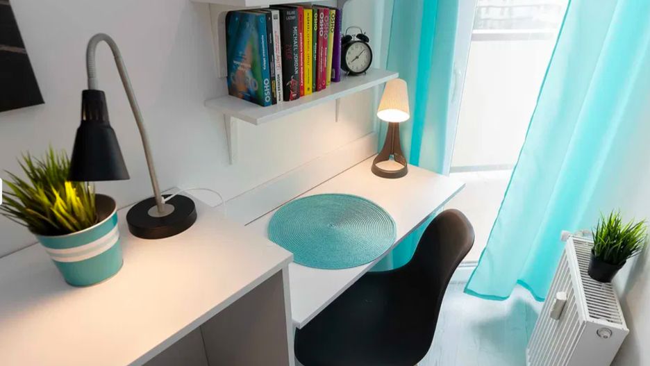 Warszawa. Maleńki, schludny, umeblowany pokoik dla studenta lub studentki. Ze znalezieniem nie ma kłopotu, choć tanio nie jest