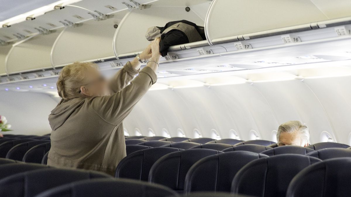 Staruszka poprosiła w samolocie o pomoc współpasażerkę (zdj. ilustracyjne)