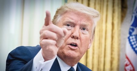 Trump knebluje Twitter, Facebook: przyłapali go, a teraz się mści