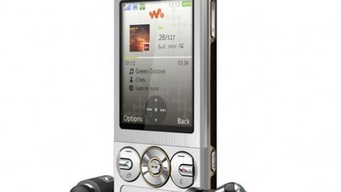Sony Ericsson W705 w czarno-srebrnej szacie 1