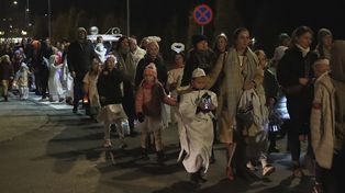 Śrem: Marsz Świętych. Nie brakowało przebrań, śpiewu i modlitwy