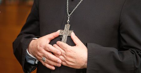 Protest przed kurią w Legnicy. Wierni stanęli w obronie duchownego