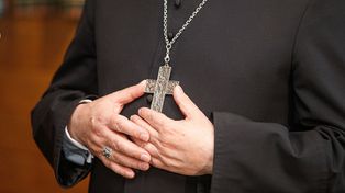 Protest przed kurią w Legnicy. Wierni stanęli w obronie duchownego
