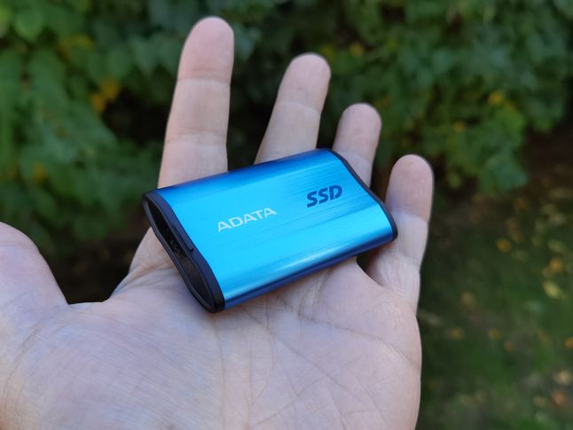 Dysk ADATA SE800 jest tak mały i lekki, że bez problemu można nosić go cały czas ze sobą. 