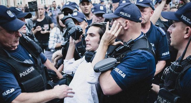 „GW”: nasz fotoreporter poturbowany przez policjantów na marszu narodowców. Rzecznik KGP: podchodził za blisko działań