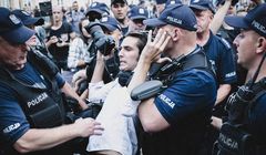„GW”: nasz fotoreporter poturbowany przez policjantów na marszu narodowców. Rzecznik KGP: podchodził za blisko działań